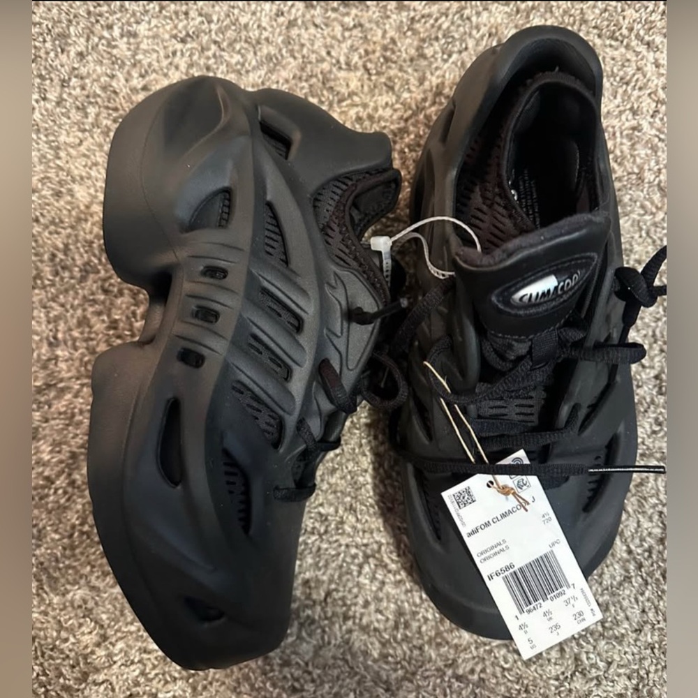 adidas Kids Black Sneakers with Modern Design